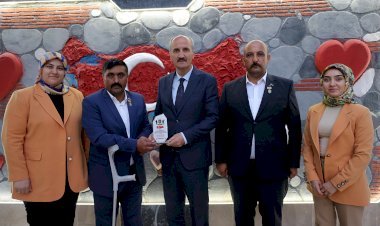 Baba, Sevdiklerini Saran Ulu Bir Çınardır