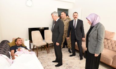 Valimiz Mükerrem Ünlüer Ve Eşi Dr. Selma Ünlüer Hanımefendi Pençe-Kilit Operasyon Bölgesinde Yaralanan Mehmetçiğimiz Faruk Gürbak’ı Ziyaret Etti