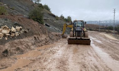 Büyükşehir, Sağanak Yağışların Vurduğu Kırsal Mahalle Yollarında da Görev Başında