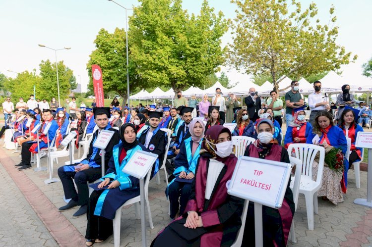 Üniversitemiz 2020-2021 Akademik Yılı Mezunlarını Coşku ile Uğurladı