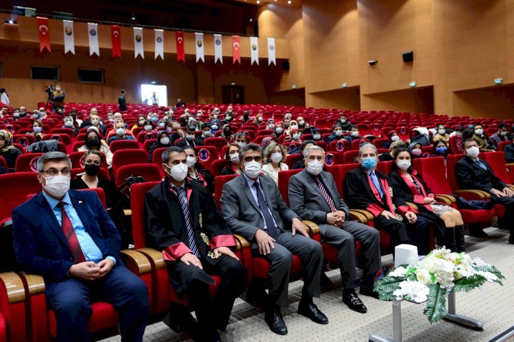 Üniversitemiz Tıp Fakültesi 3. Dönem Öğrencilerine Beyaz Önlükleri Törenle Giydirildi