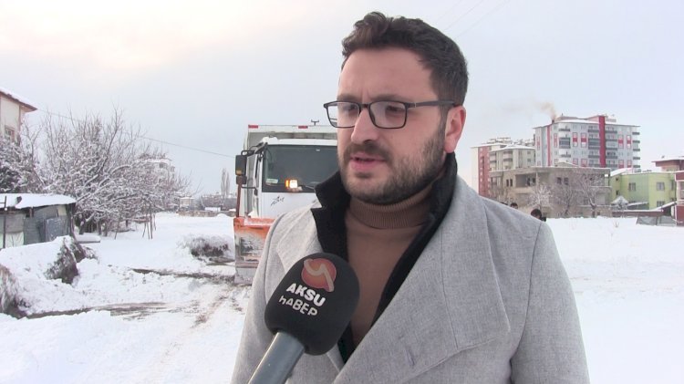 Ana caddeleri açık tutan Elbistan Belediyesi, sokak çalışmalarında muhtarlarla birlikte hareket ediyor