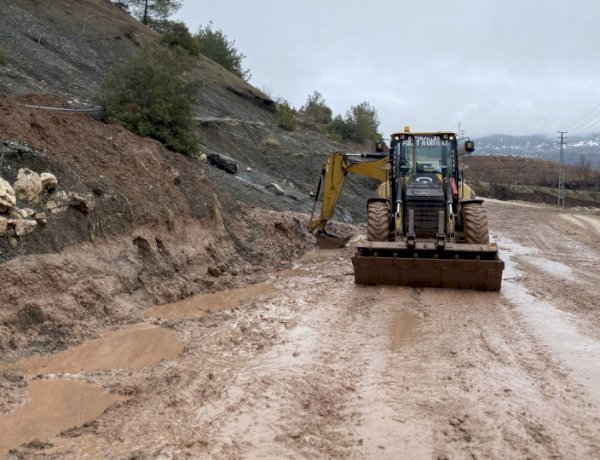 Büyükşehir, Sağanak Yağışların Vurduğu Kırsal Mahalle Yollarında da Görev Başında