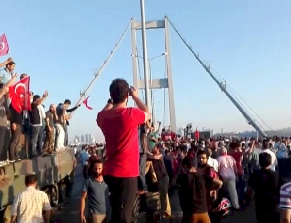 İçişleri Bakanlığı, 15 Temmuz Demokrasi ve Millî Birlik Günü’nün 10. yıl dönümünde Türkiye’nin demokrasi destanını yurdun dört bir yanında yankılandırılacak geniş çaplı bir anma seferberliğine imza atacak.